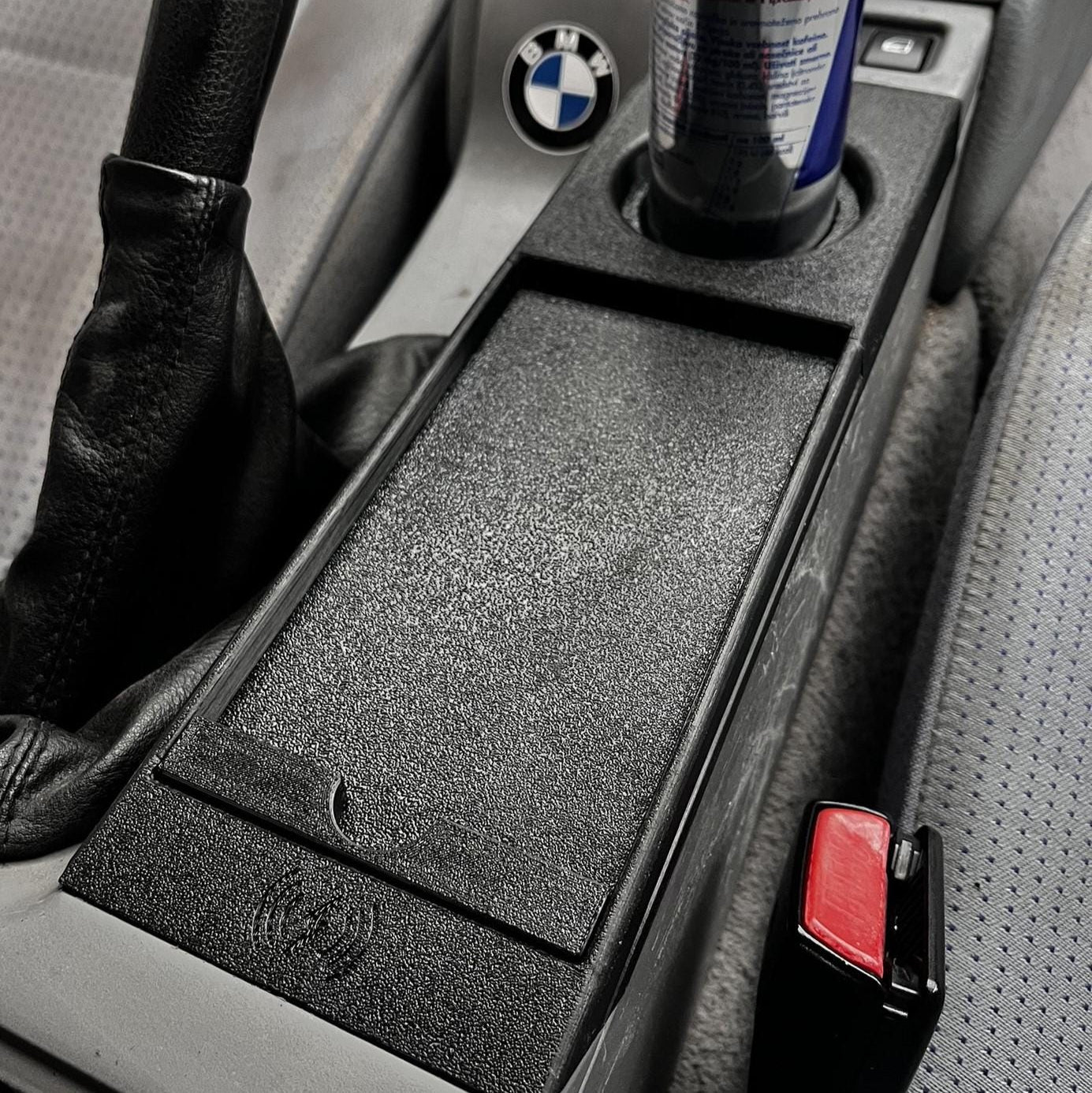 Kabelloses Ladegerät mit integriertem Getränkehalter für BMW 3er (E46) - Exact Designs